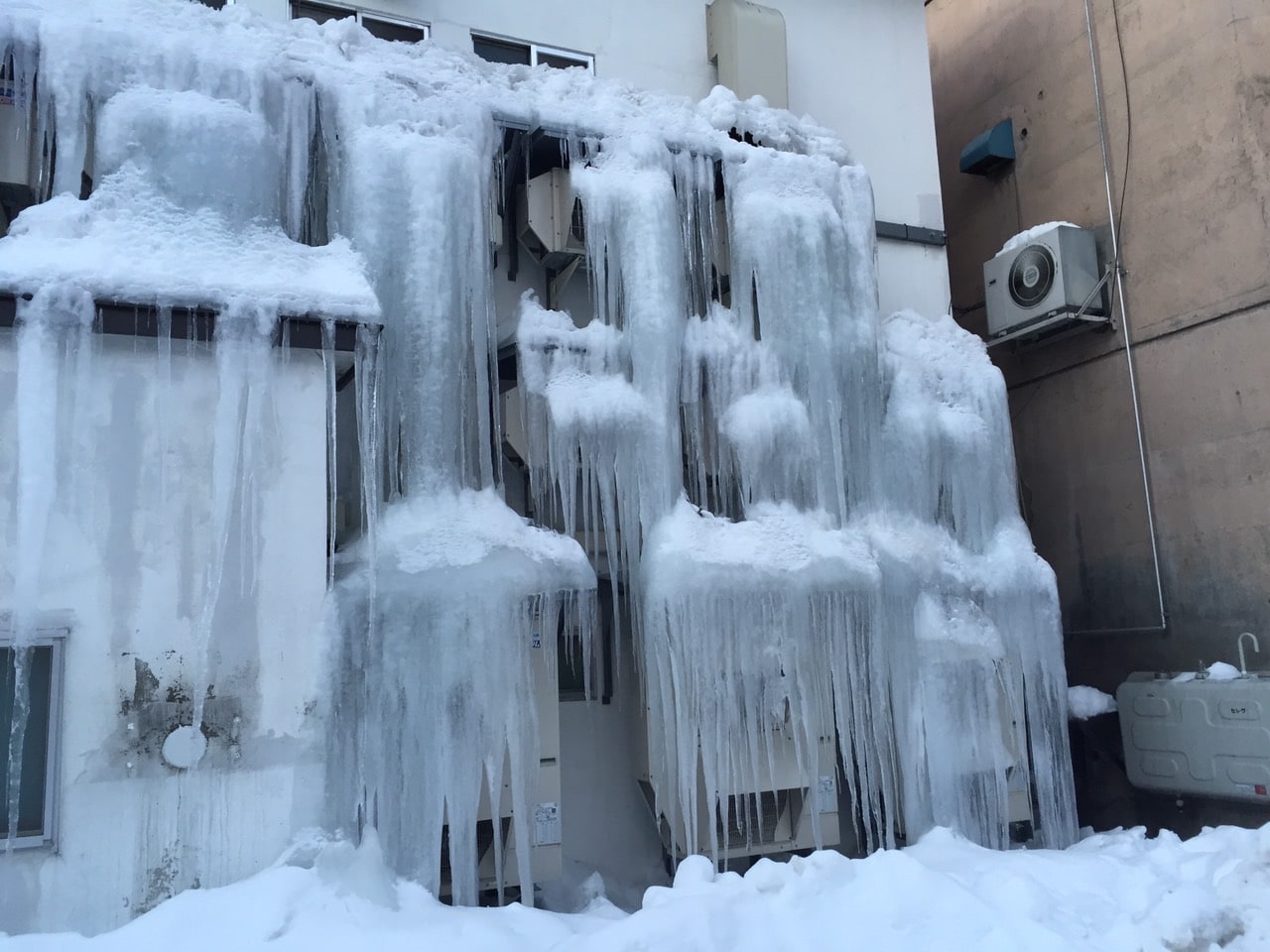 室外機を破損から防ぐ雪害対策